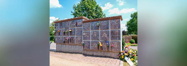 Urnenwand auf dem Ginsheimer Friedhof